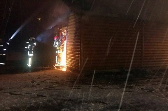 Во Львове загорелся храм УПЦ, который блокировали радикалы