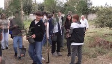 106-ე საჯარო სკოლის მოსწავლეებმა წმ. თომას ტაძრის ეზოში კვიპაროსები დარგეს