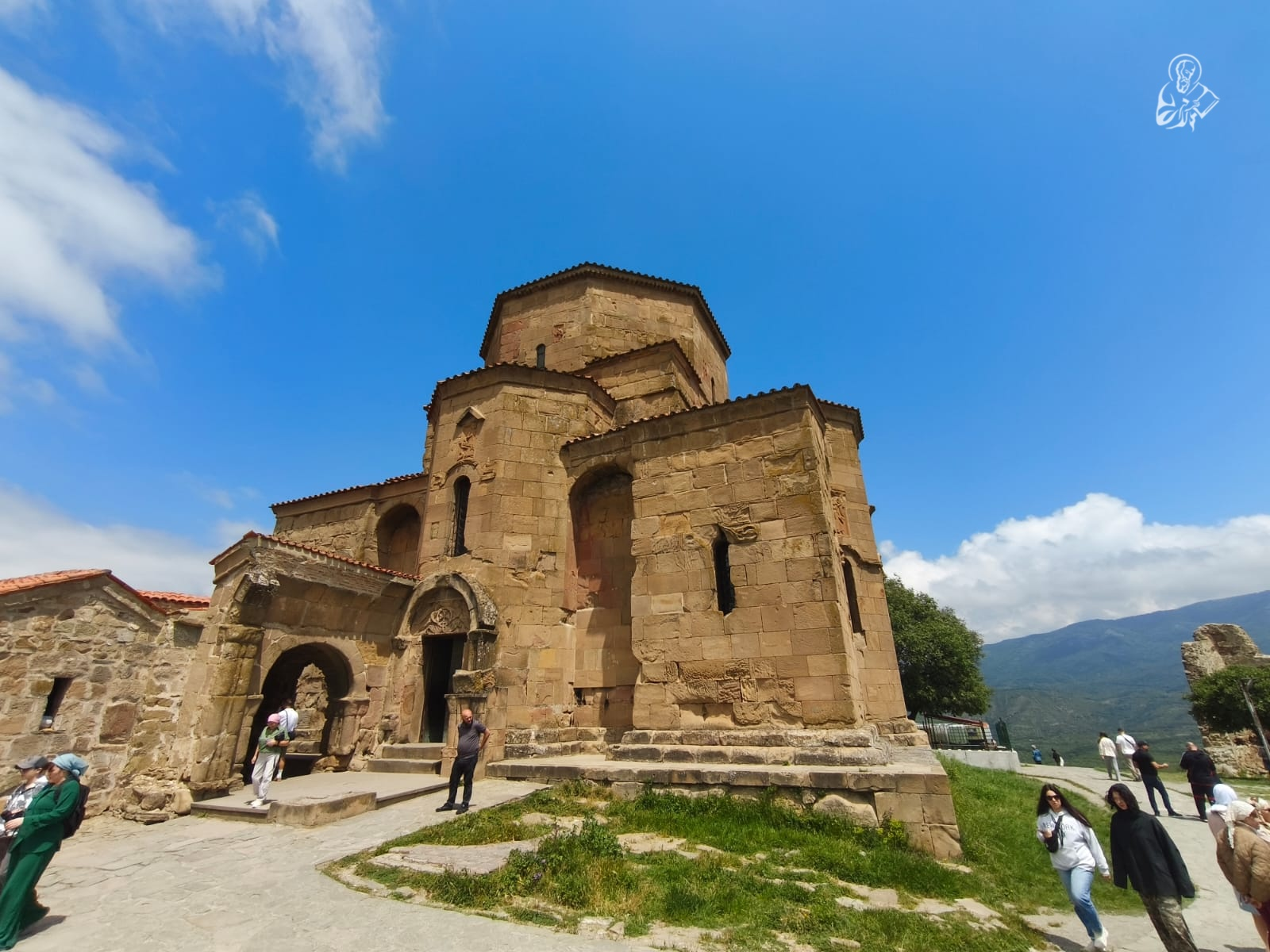 მცხეთის ჯვრის დღესასწაულზე მონასტერს უამრავი მომლოცველი და ტურისტი ეწვია - სურათი 6