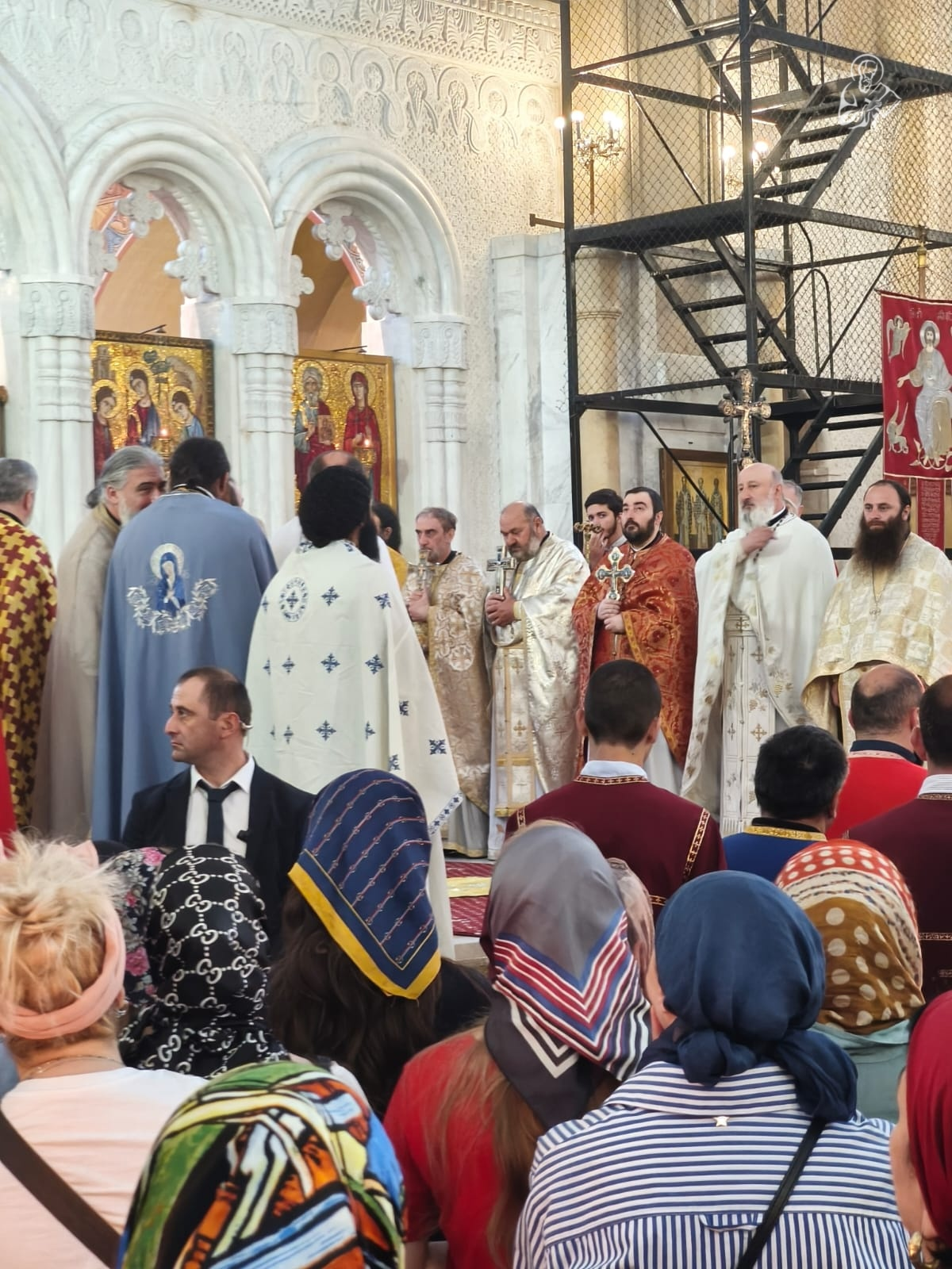 სამების საკათედრო ტაძარში სადღესასწაულო ღვთისმსახურება ტარდება - სურათი 2