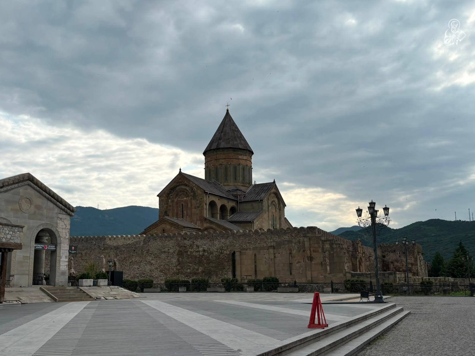 მცხეთაში სვეტიცხოვლის ტაძარში უწმინდესისა და უნეტარესის შიო III-ის დასახვედრად ემზადებიან - სურათი 2