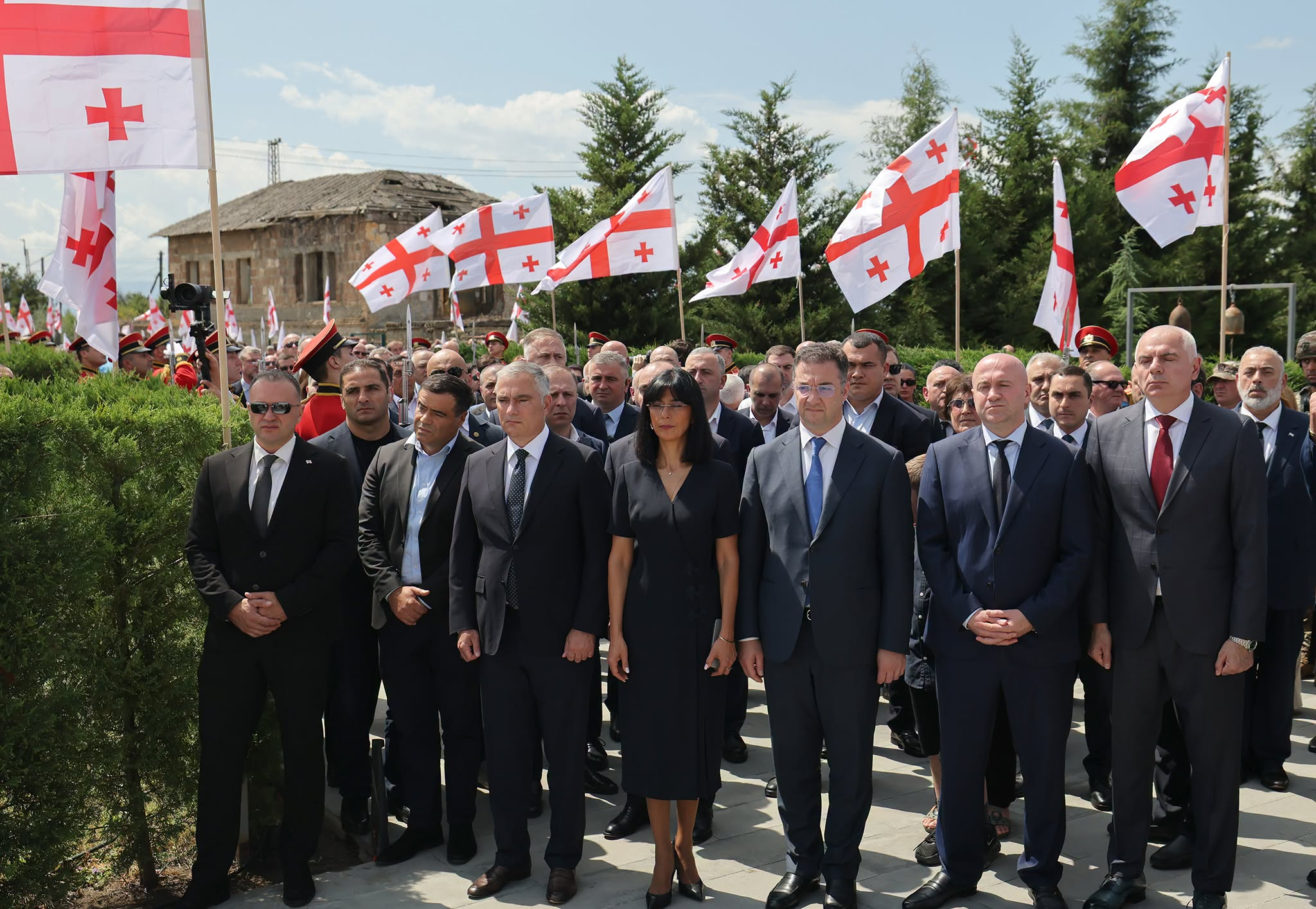 მთავრობის წევრებმა შინდისის გმირების ხსოვნას პატივი მიაგეს - სურათი 1